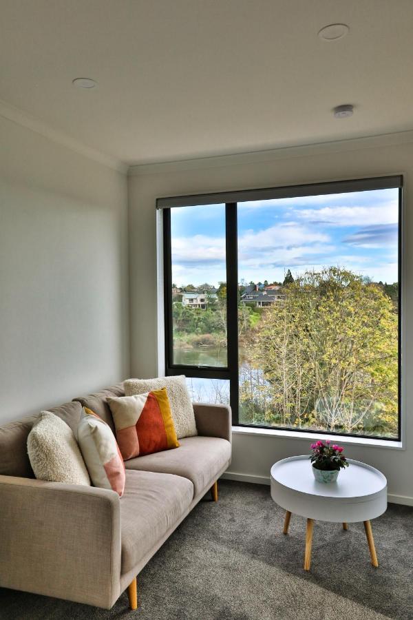 Amazing The Waikato River-View Brand New Villa With 4 Bedrooms Hamilton Exterior photo