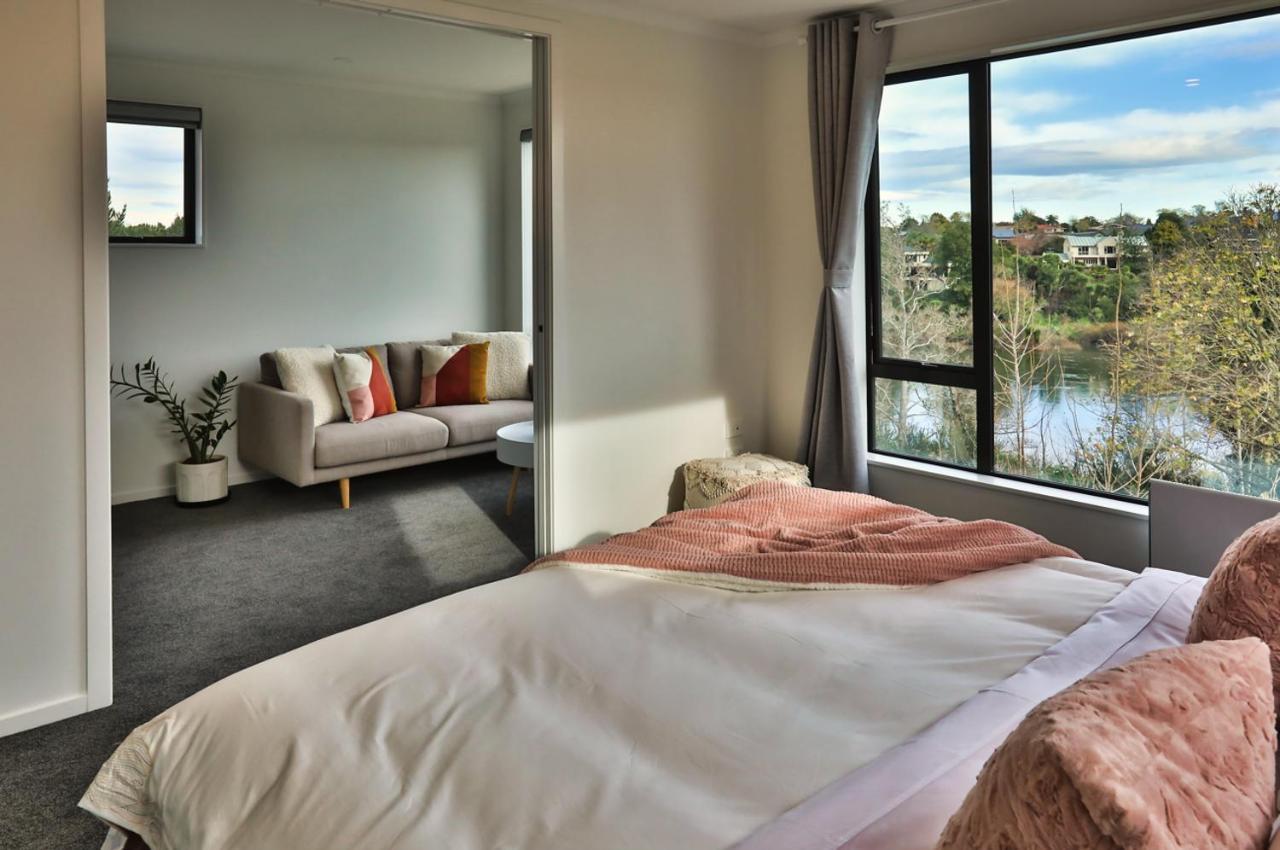 Amazing The Waikato River-View Brand New Villa With 4 Bedrooms Hamilton Exterior photo